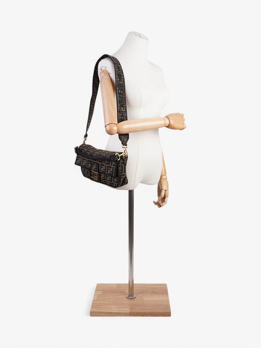 Fendi Baguette Brown Canvas Medium Image 2